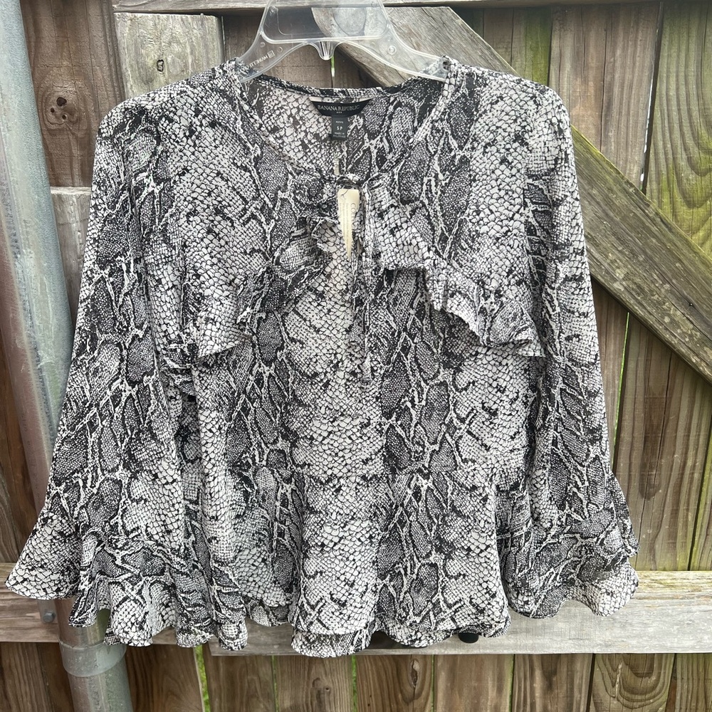 👗Banana Republic bell sleeve top
